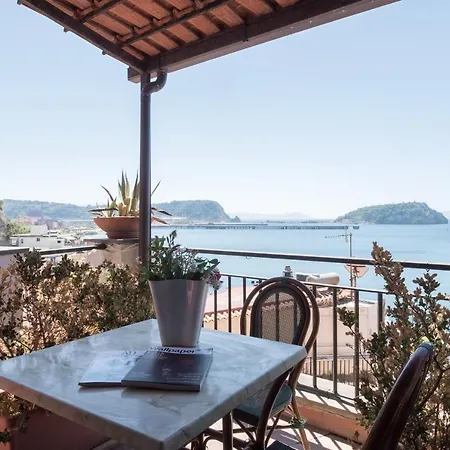 Un Posto A Ποτσουόλι